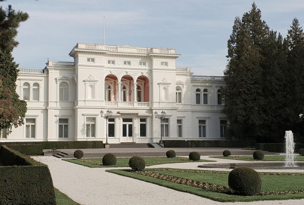 Историческая вилла, оснащенная защитным стеклом